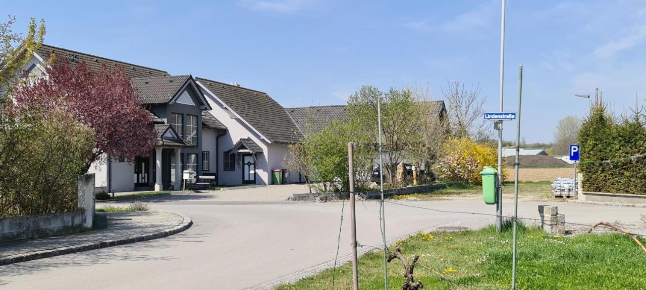 Wolfis Appartement Neusiedl an der Zaya Екстер'єр фото