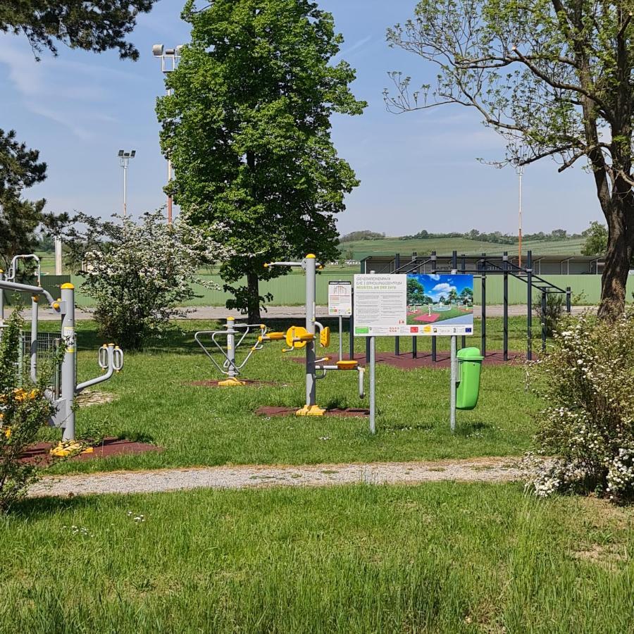 Wolfis Appartement Neusiedl an der Zaya Екстер'єр фото